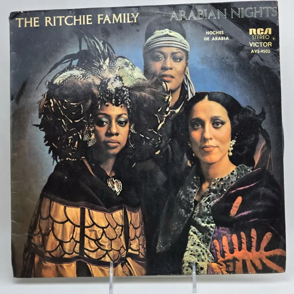 Portada del álbum The Ritchie Family Arabian Nights, disco de los 70, con tres mujeres en elaborados trajes temáticos. by Remates Narvaja