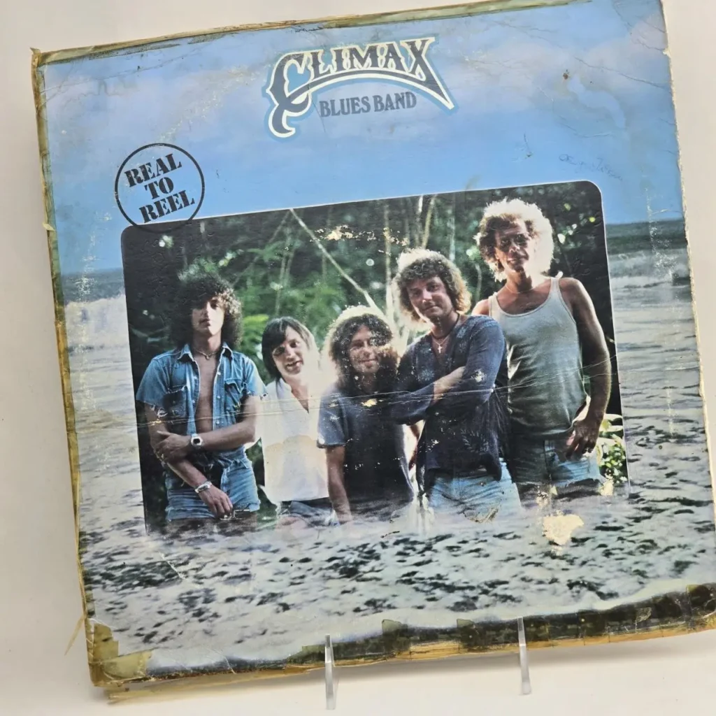 Portada de álbum "Real to Reel" de Climax Blues Band con la banda posando en el agua. by Remates Narvaja