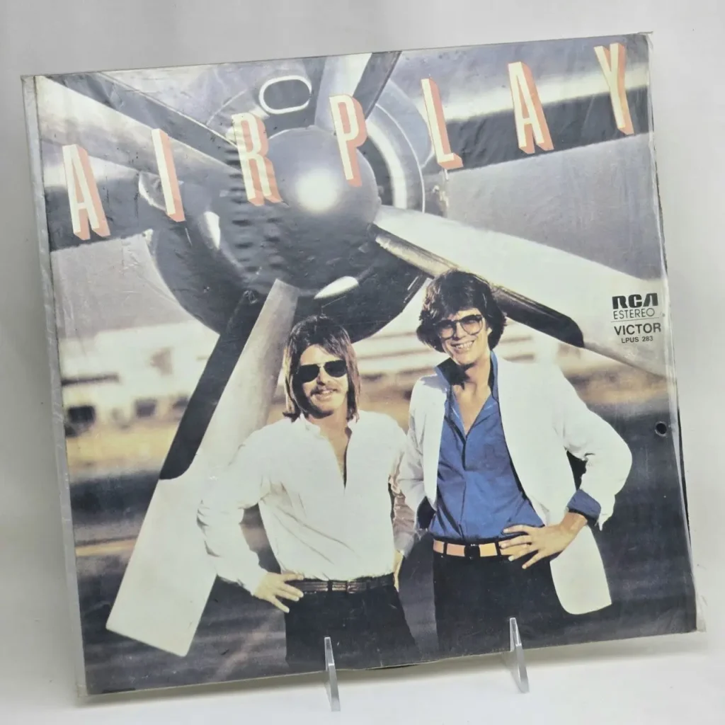 Portada de álbum de vinilo Airplay de RCA con dos hombres y una hélice de avión." by Remates Narvaja
