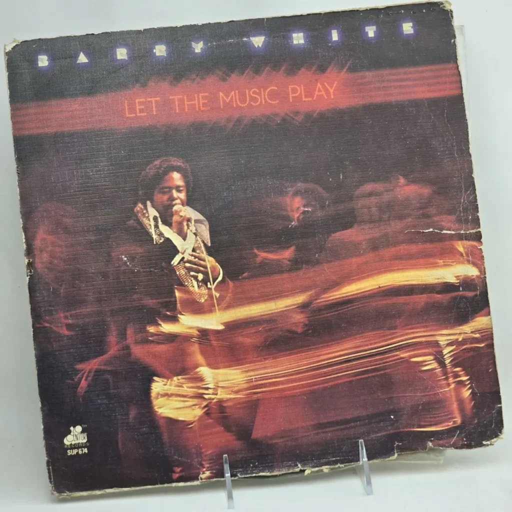 Portada del álbum de vinilo de Barry White "Let the Music Play" con el artista cantando. by Remates Narvaja