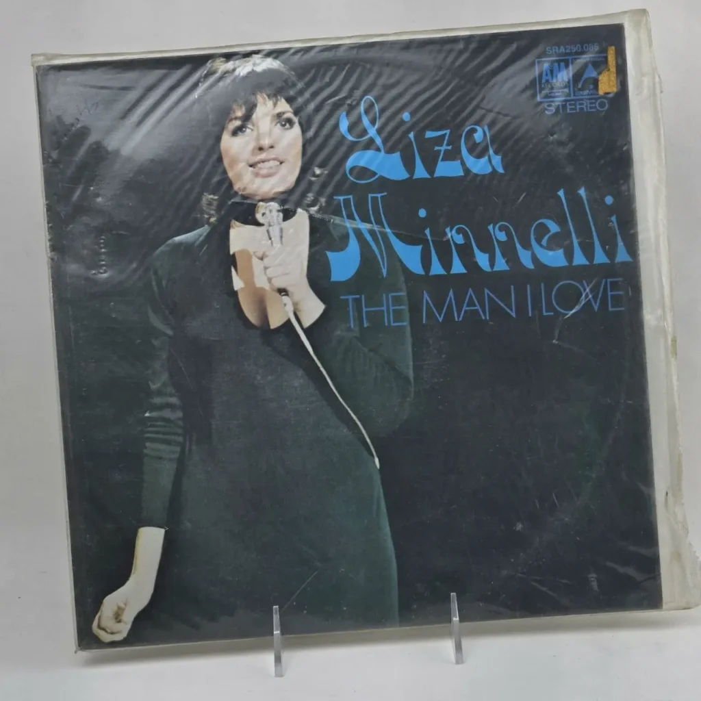 Liza Minnelli The Man I Love álbum de vinilo, portada con la artista sonriendo y sujetando un micrófono. by Remates Narvaja