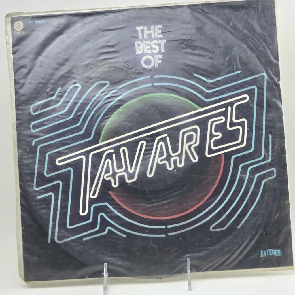 Portada de vinilo "The Best Of Tavares" de Capitol Records, diseño retro. by Remates Narvaja