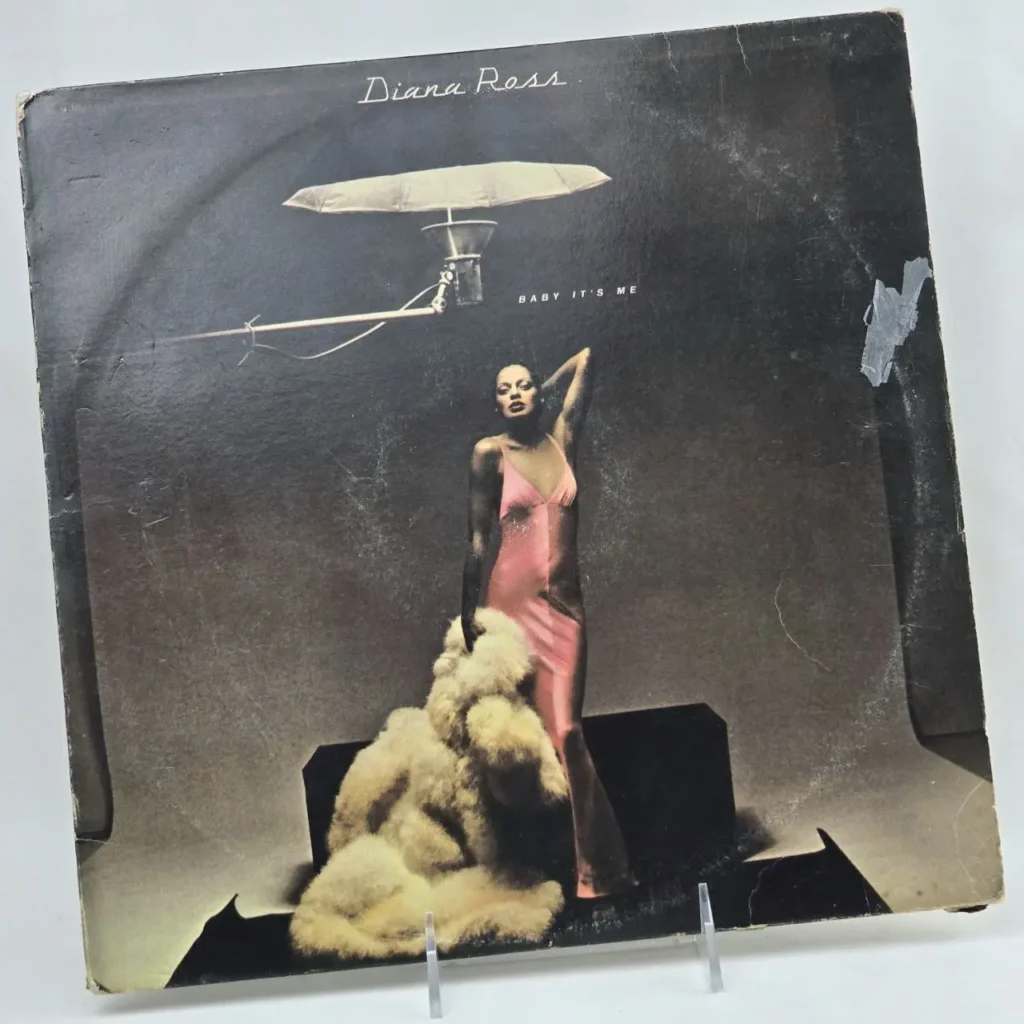 Portada del álbum de vinilo "Baby It's Me" de Diana Ross, con la cantante en un vestido rosa y piel en un estudio. by Remates Narvaja