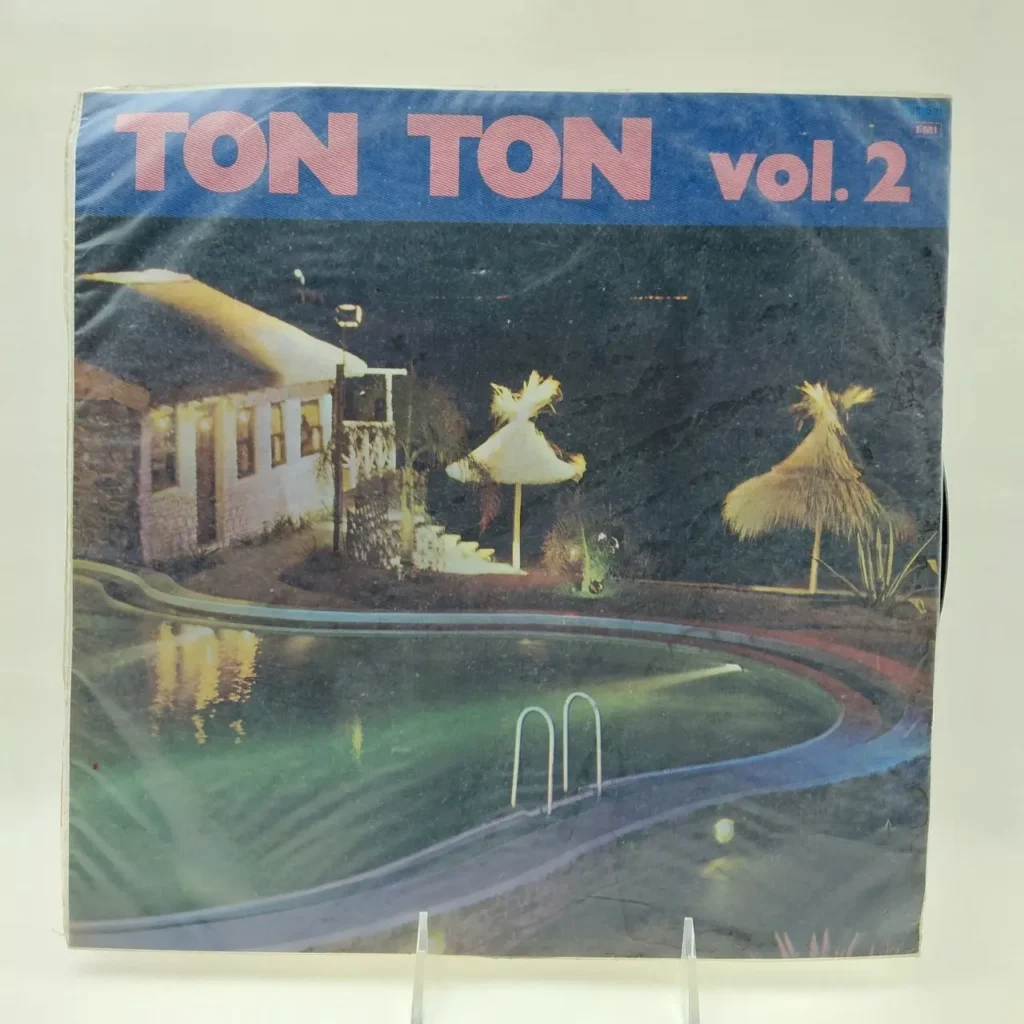 Portada de álbum Ton Ton vol. 2 con escena nocturna tropical, casa iluminada y piscina. by Remates Narvaja