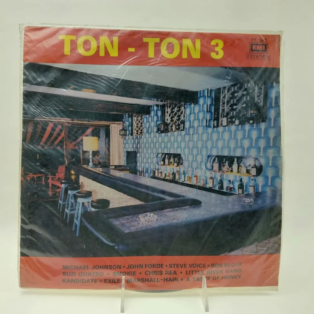 Portada de álbum de vinilo TON - TON 3 con una escena de bar, barra oscura, taburetes y una pared azul con botellas by Remates Narvaja