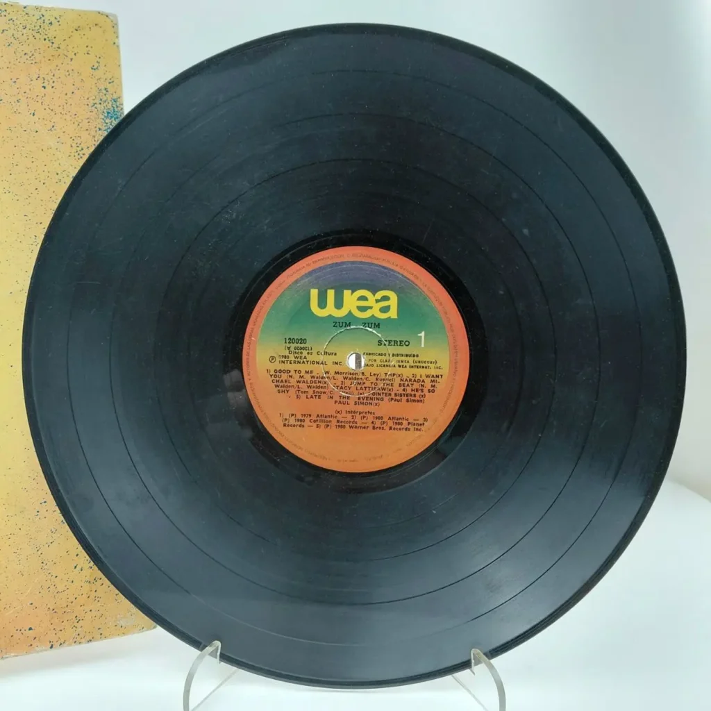 Disco de vinilo negro WEA "Zum Zum" estéreo, lado 1, con la lista de canciones visible. by Remates Narvaja