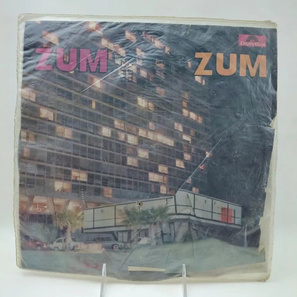 Portada de álbum de vinilo ZUM de Polydor con edificio moderno iluminado. by Remates Narvaja