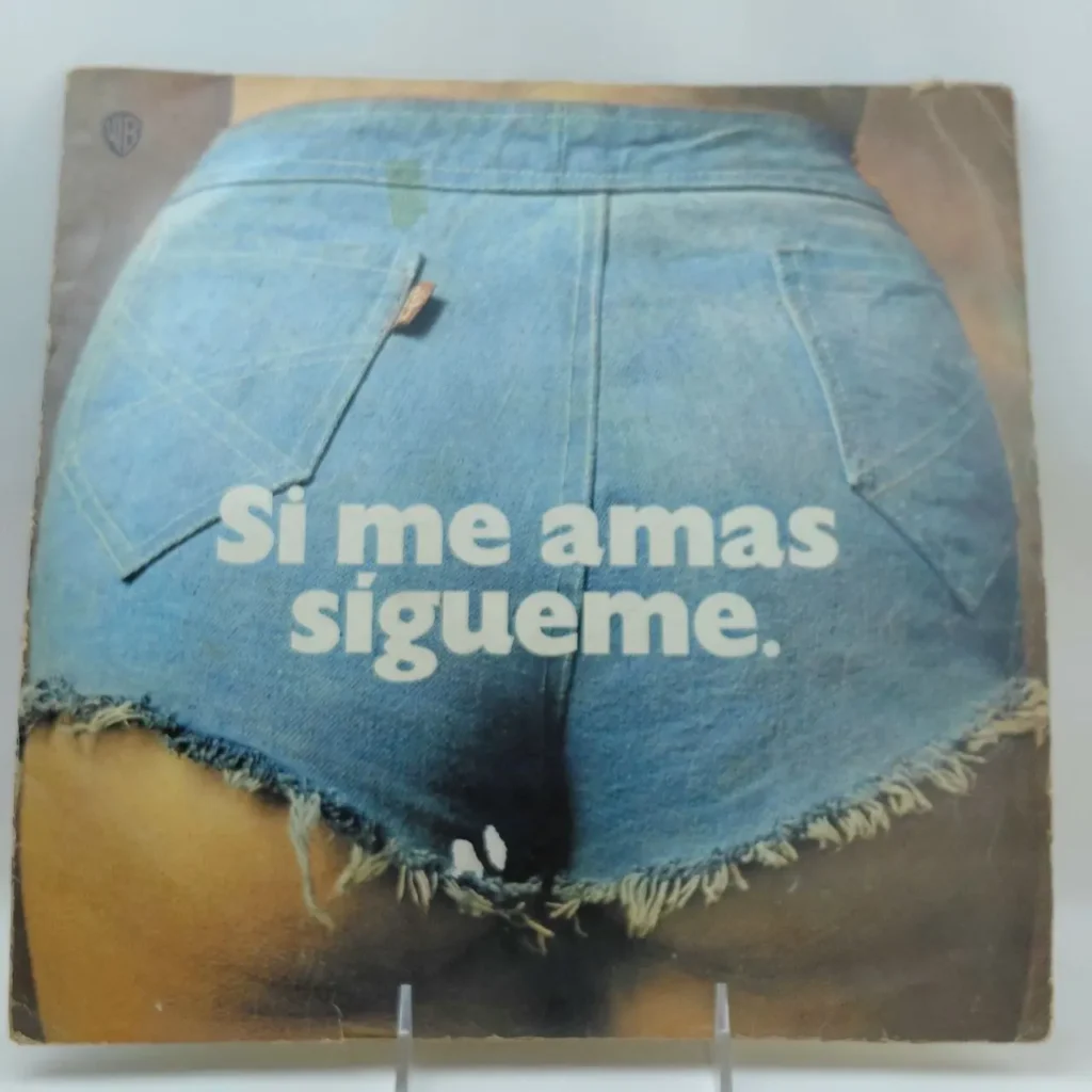 Portada de álbum con la parte trasera de una persona en shorts de mezclilla deshilachados y la frase "Si me amas sígueme". by Remates Narvaja