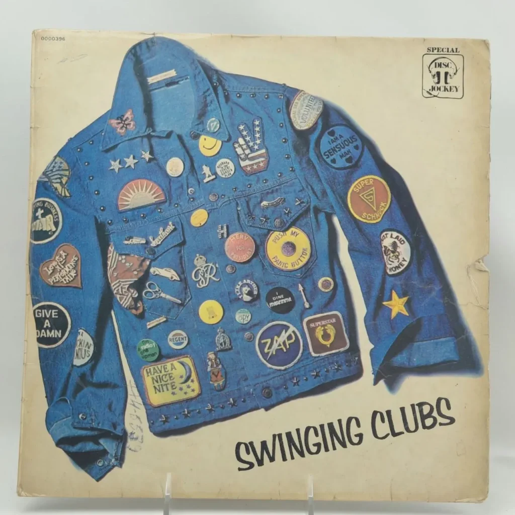 Portada del álbum Swinging Clubs que muestra una chaqueta de mezclilla azul decorada con parches y pines variados. by Remates Narvaja