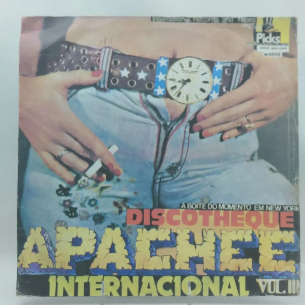 Portada de álbum "Discotheque Apache Internacional Vol. III" con jeans desabrochados, cinturón con reloj y mano sosteniendo un by Remates Narvaja