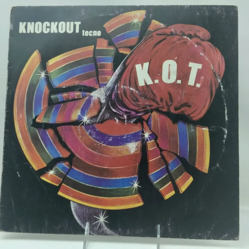 Portada de álbum Knockout Tecno con guante de boxeo rojo (K.O.T.) rompiendo un disco de vinilo de by Remates Narvaja
