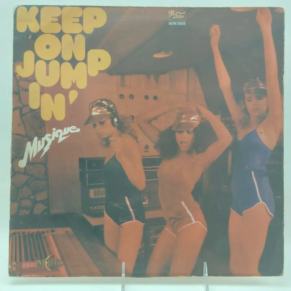 Portada de álbum "Keep On Jump In'" con tres mujeres bailando en un estudio de grabación, vestidas con ropa deportiva y viseras. by Remates Narvaja
