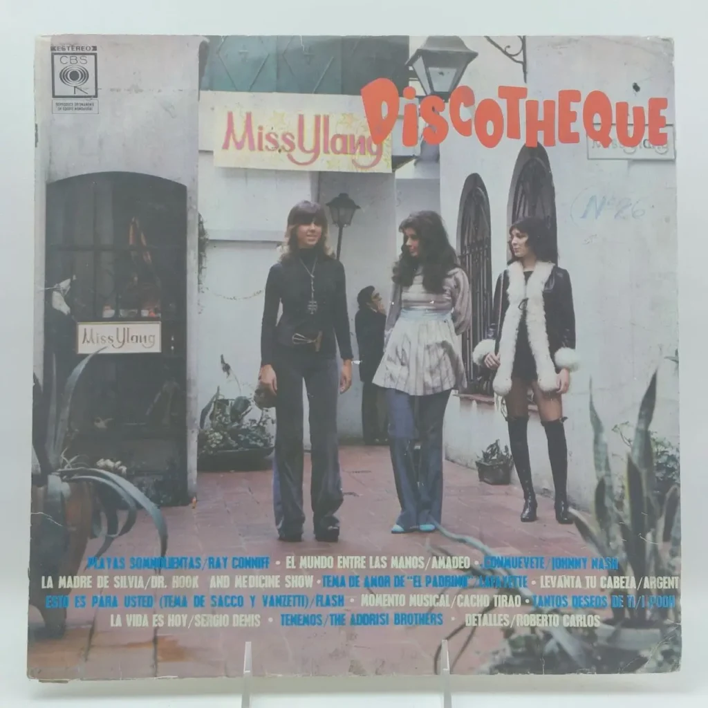 Vintage Discotheque album cover con tres mujeres en moda de los 70 frente a un edificio con el letrero "Miss Ulang by Remates Narvaja