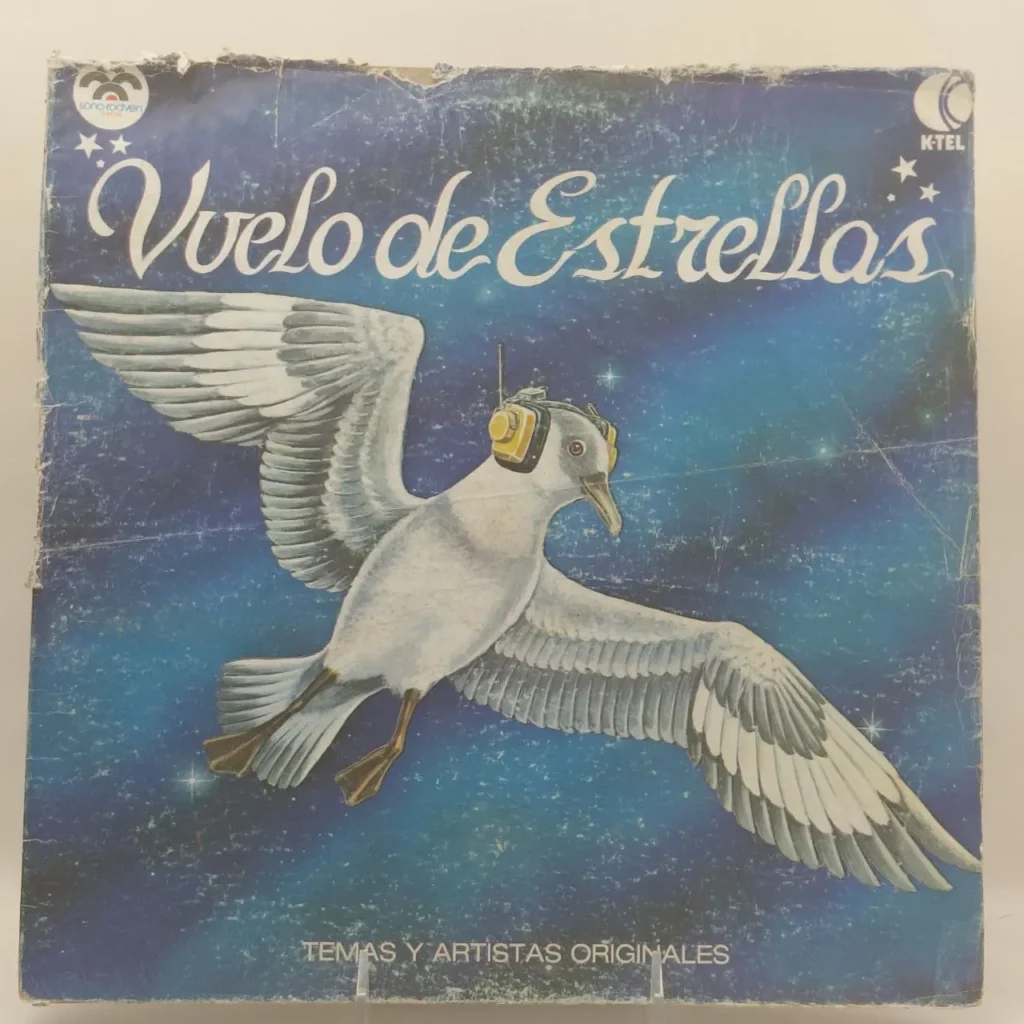 Portada de álbum "Vuelo de Estrellas" con gaviota usando audífonos volando en un cielo estrellado. by Remates Narvaja