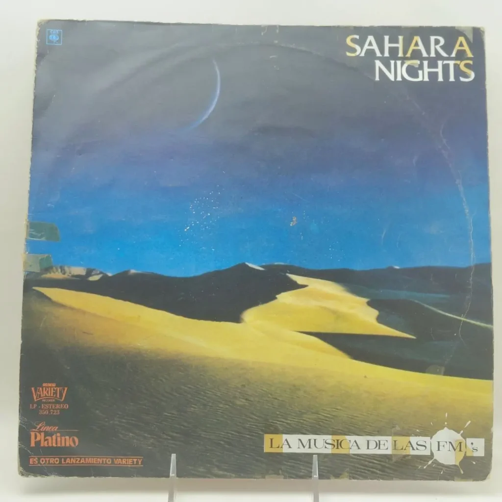 Portada del álbum "Sahara Nights" con dunas de arena en el desierto de noche y luna creciente. by Remates Narvaja