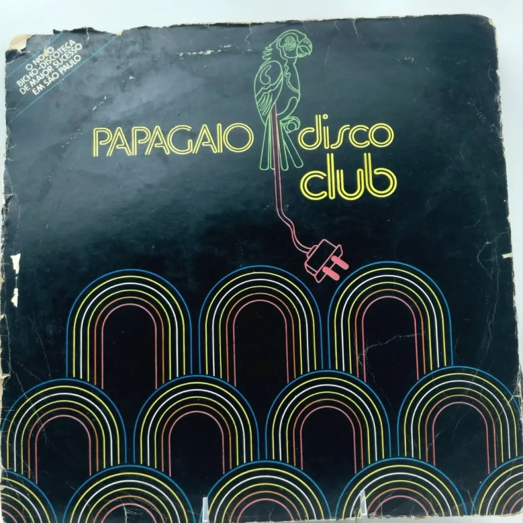Portada de vinilo Papagaio disco club con loro de neón, enchufe y arcos de colores estilo disco, desgastada. by Remates Narvaja