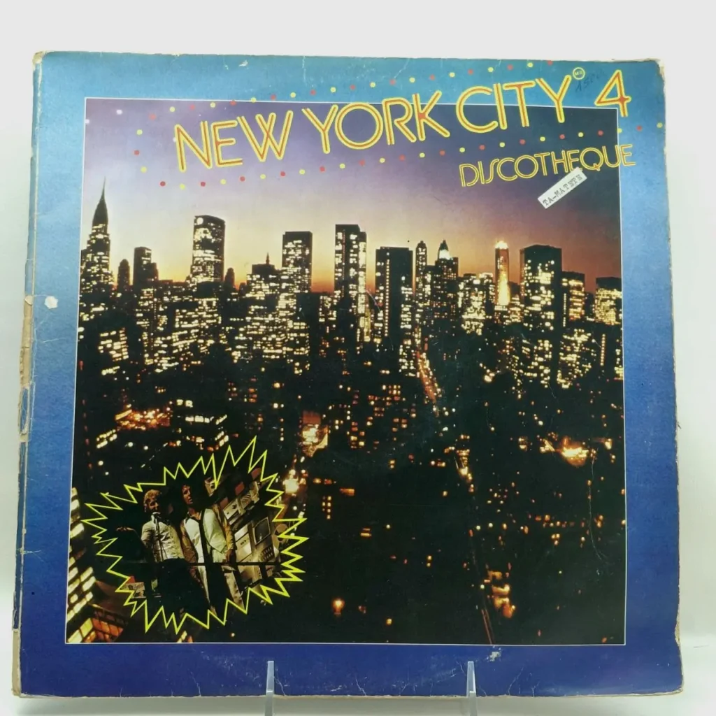 Portada de álbum "New York City 4 Discotheque" con skyline nocturno de Nueva York y dos DJs. by Remates Narvaja