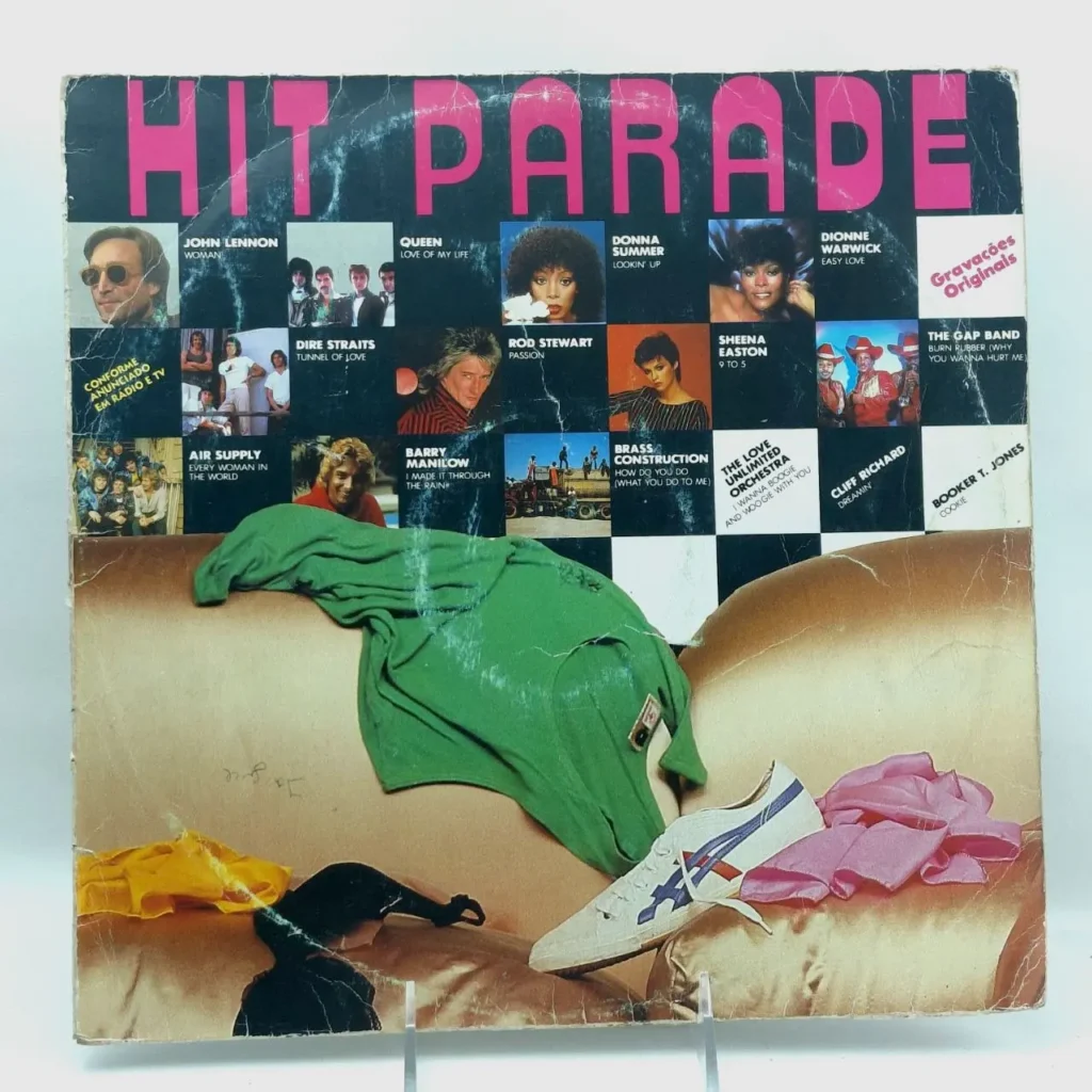 Capa do álbum "Hit Parade" com John Lennon, Queen, Donna Summer, Rod Stewart e outros artistas dos anos 80, com roupas e by Remates Narvaja