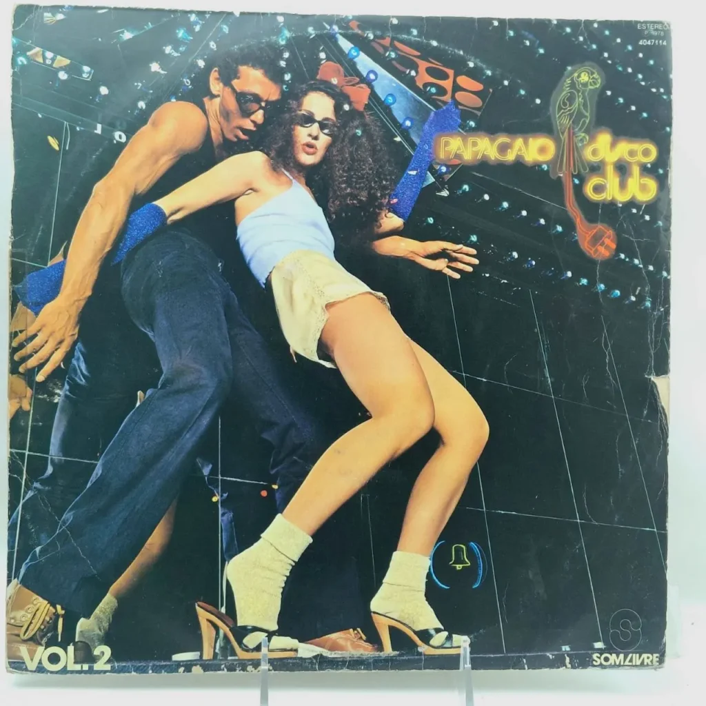 Portada de álbum Papagaio Disco Club Vol. 2, pareja bailando estilo disco de los 70. by Remates Narvaja