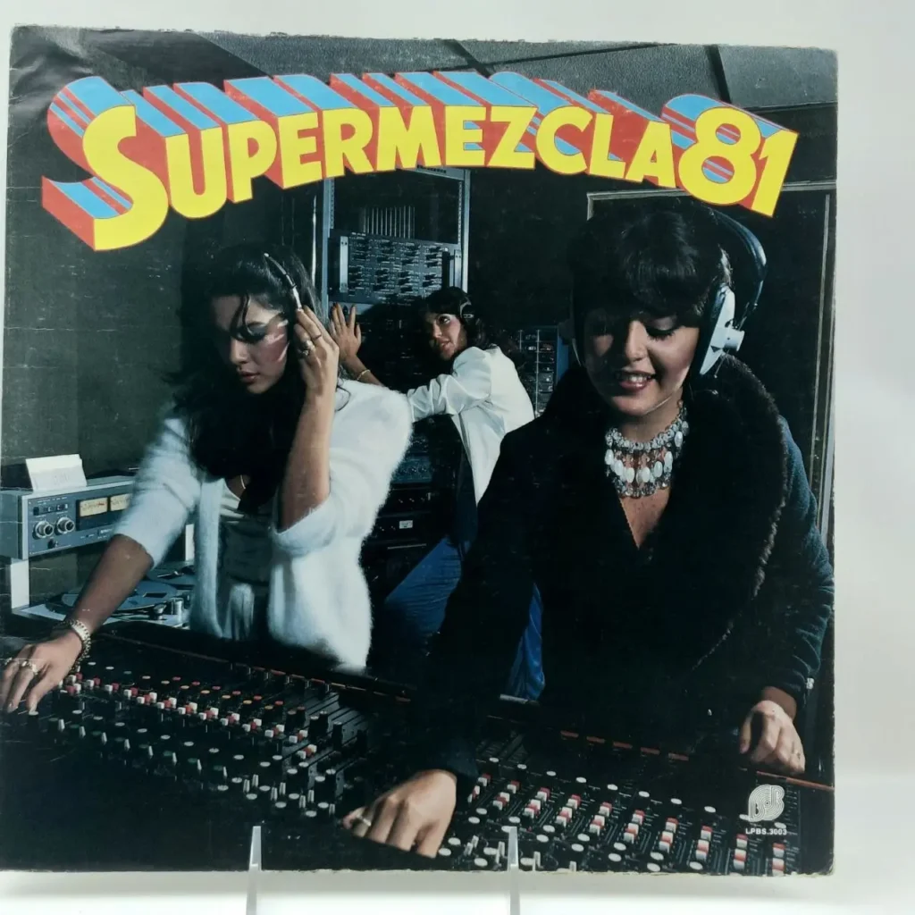 Portada del álbum Supermezcla 81 con DJs en un estudio de grabación. by Remates Narvaja