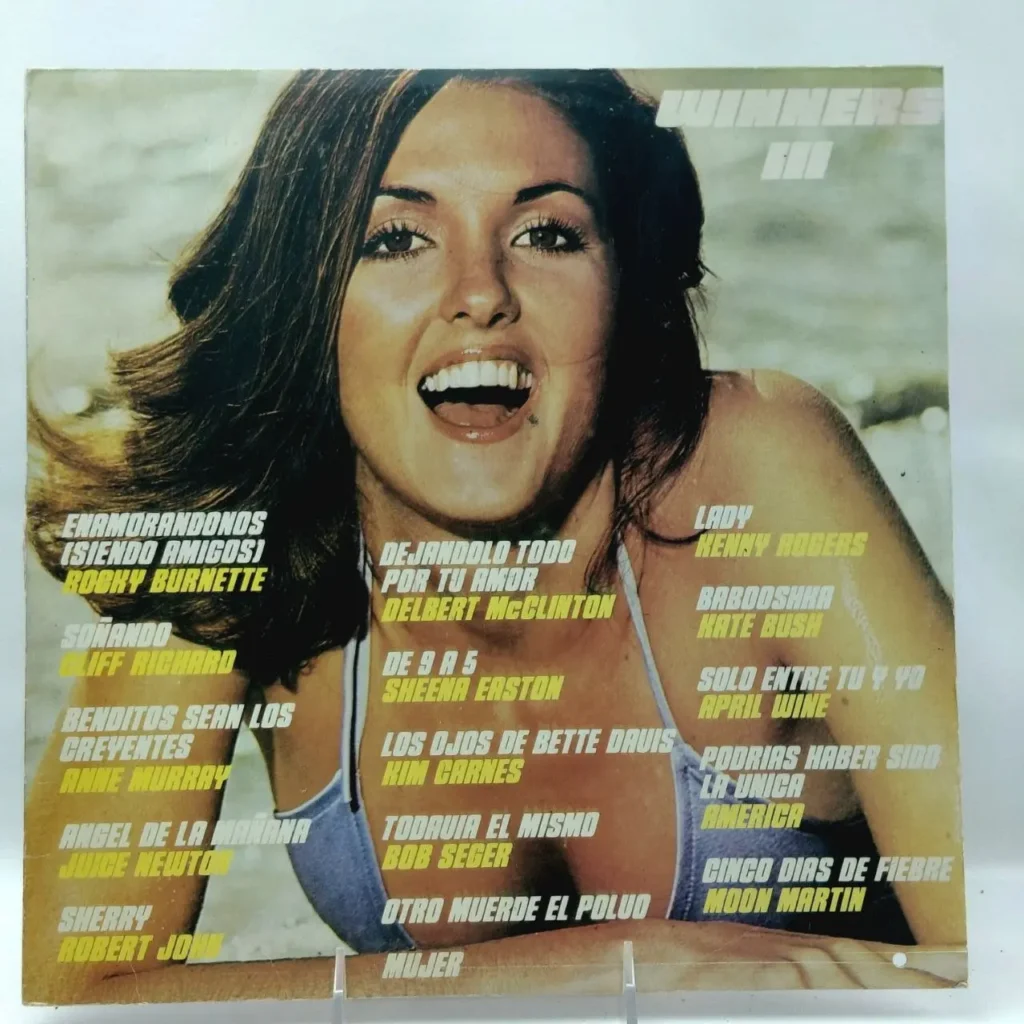 Portada de álbum vintage Winners III con mujer sonriente en bikini y lista de canciones en español. by Remates Narvaja