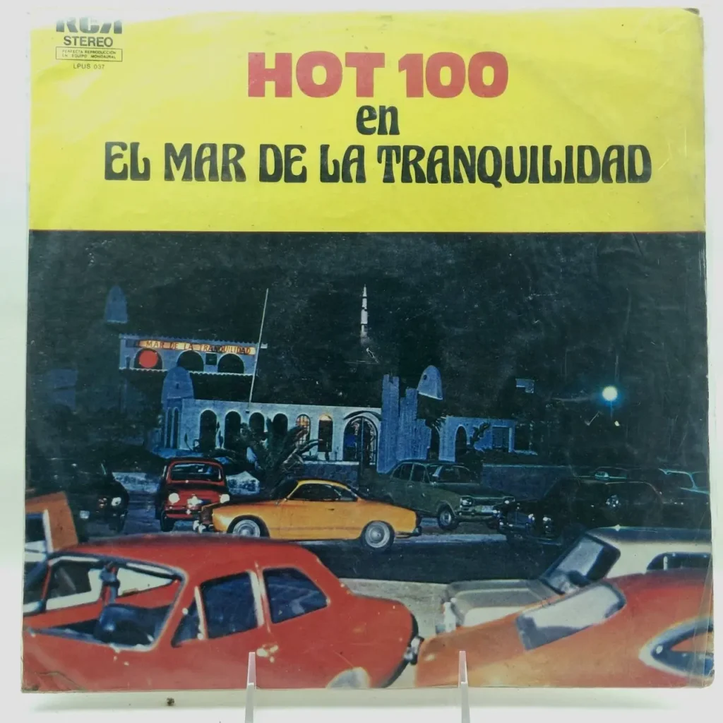 Portada de álbum RCA Hot 100 en El Mar de la Tranquilidad con autos clásicos en la noche. by Remates Narvaja