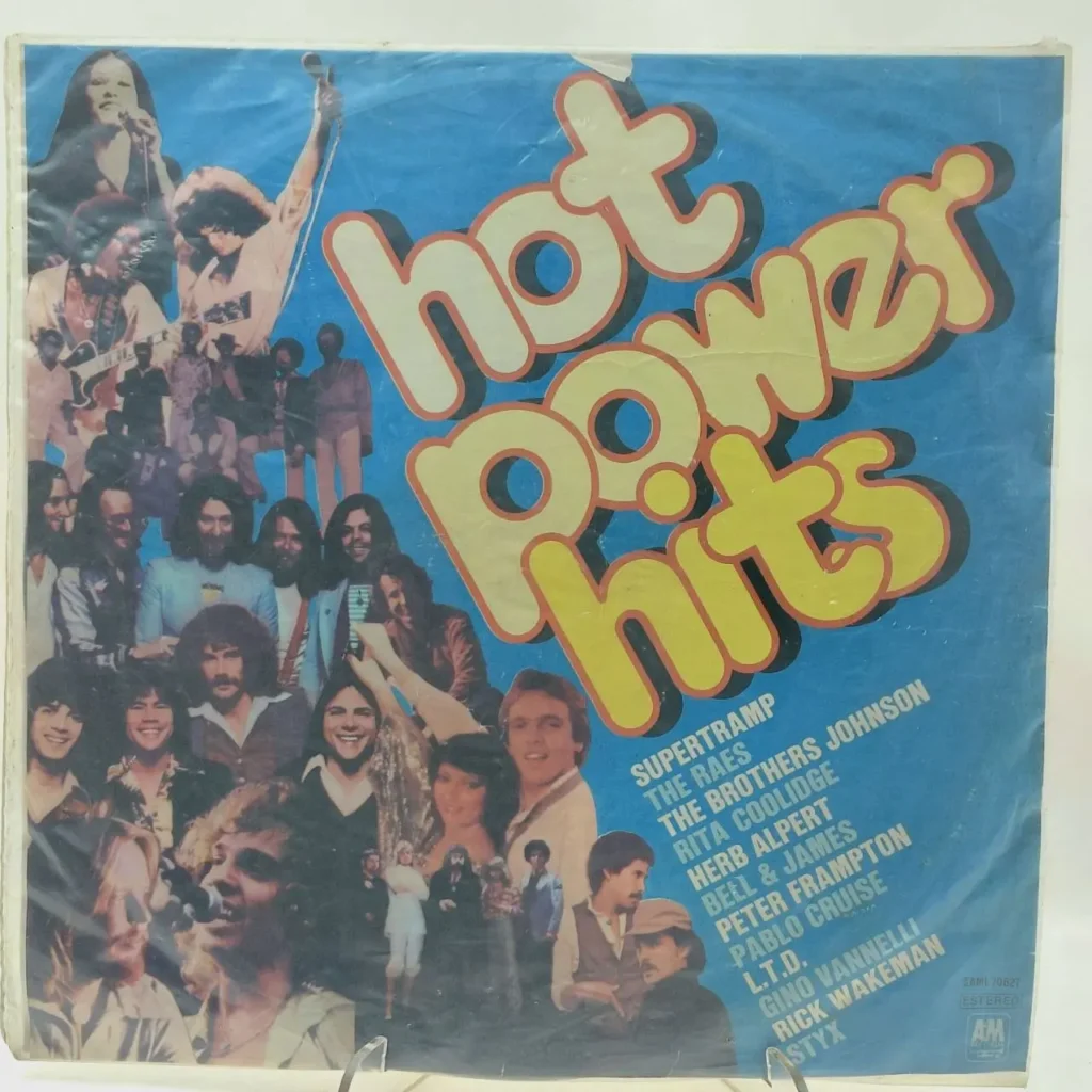 Portada del álbum recopilatorio Hot Power Hits con fondo azul y collage de artistas, incluyendo Supertramp, Peter Frampton, Styx y by Remates Narvaja