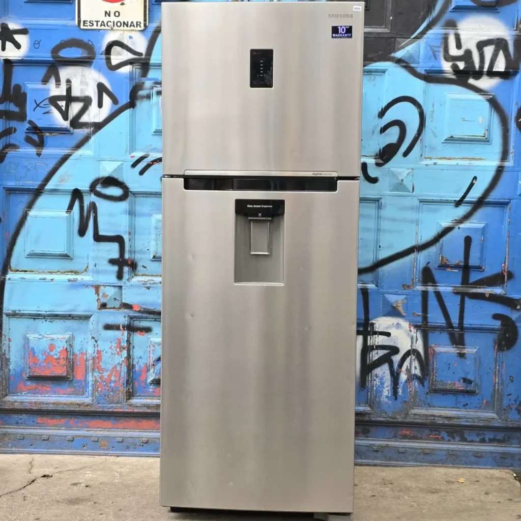 Refrigerador Samsung de acero inoxidable con dispensador de agua y dos puertas. by Remates Narvaja