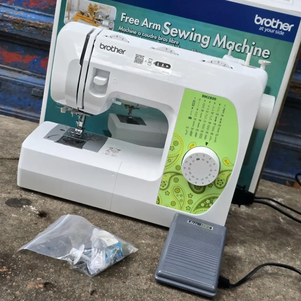 Máquina de coser Brother BM2800 blanca de brazo libre con pedal y accesorios. by Remates Narvaja