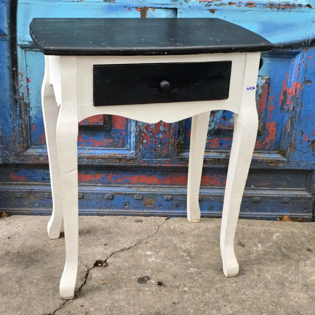 Mesa auxiliar blanca y negra con cajón y patas curvas.** by Remates Narvaja