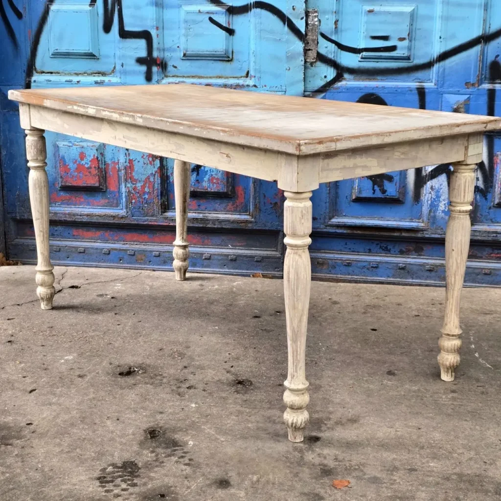 Mesa de madera vintage decapada con patas torneadas, color blanco roto. by Remates Narvaja