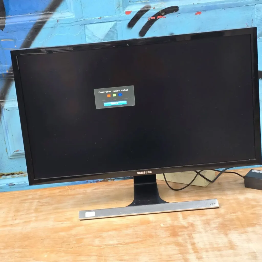 Monitor Samsung con pantalla negra y mensaje "Comprobar cable señal". by Remates Narvaja
