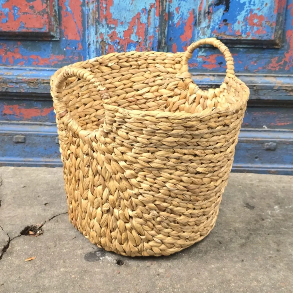 Cesta de fibra natural tejida con asas, estilo rústico. by Remates Narvaja