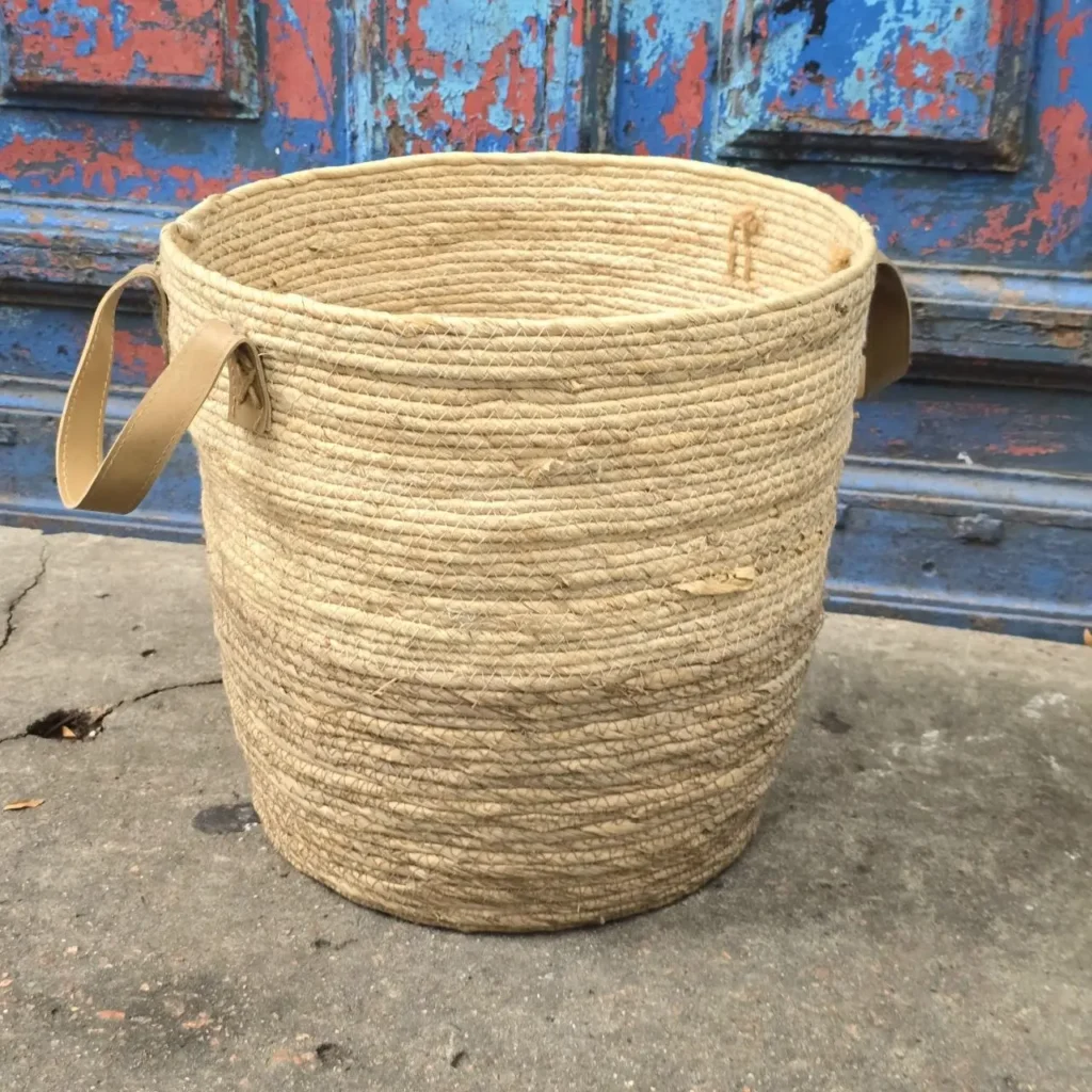 Cesta redonda de fibra natural con asas de cuero. by Remates Narvaja
