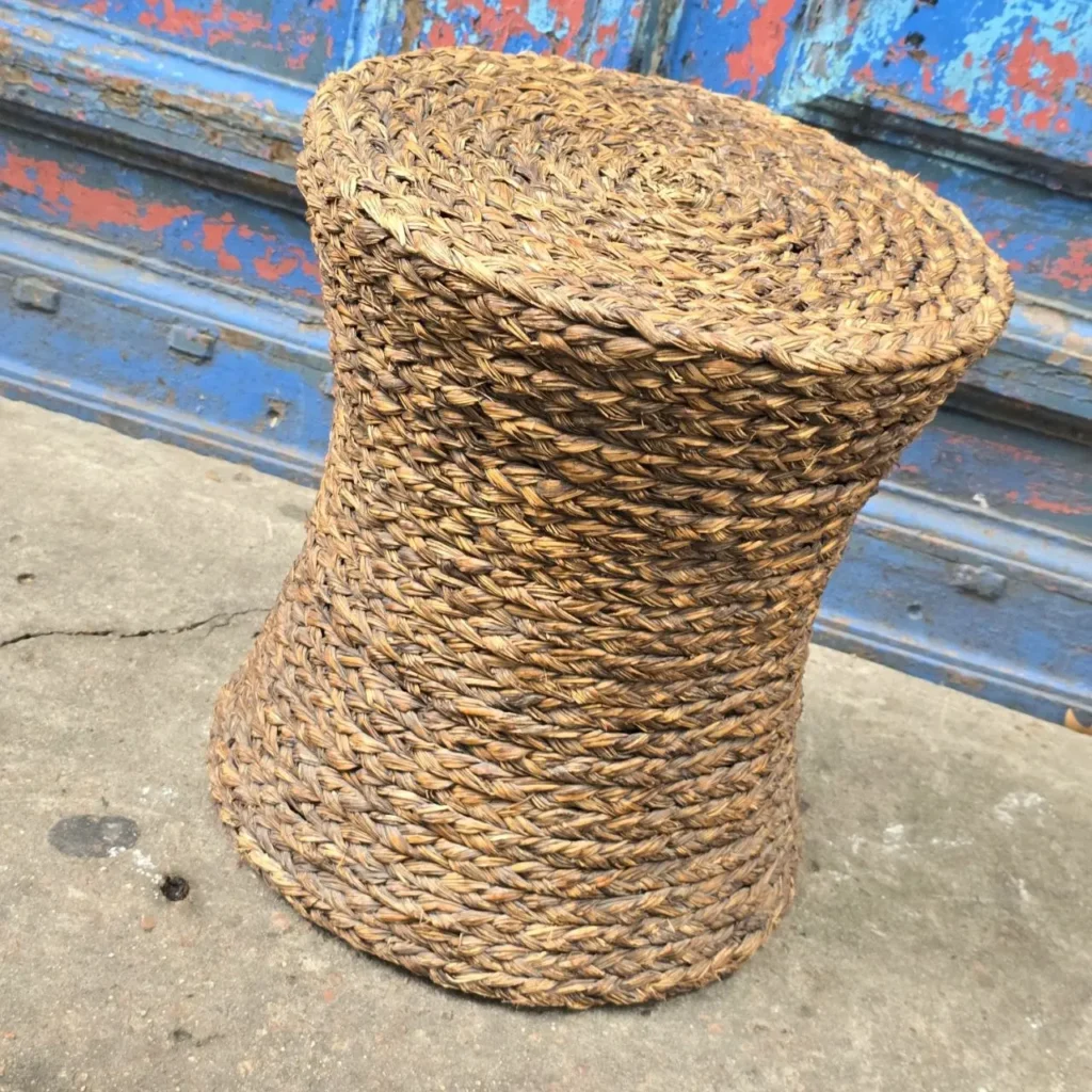 Taburete trenzado de fibra natural. by Remates Narvaja