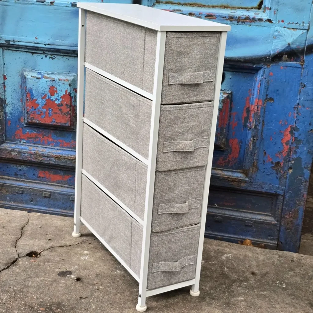 Mueble organizador estrecho con estructura blanca y 4 cajones de tela gris. by Remates Narvaja