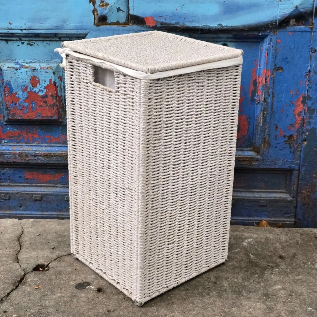 Cesto de ropa rectangular de mimbre blanco con tapa." by Remates Narvaja