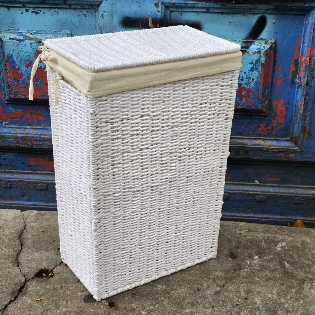 Cesto de ropa rectangular blanco tejido con tapa y detalle beige. by Remates Narvaja