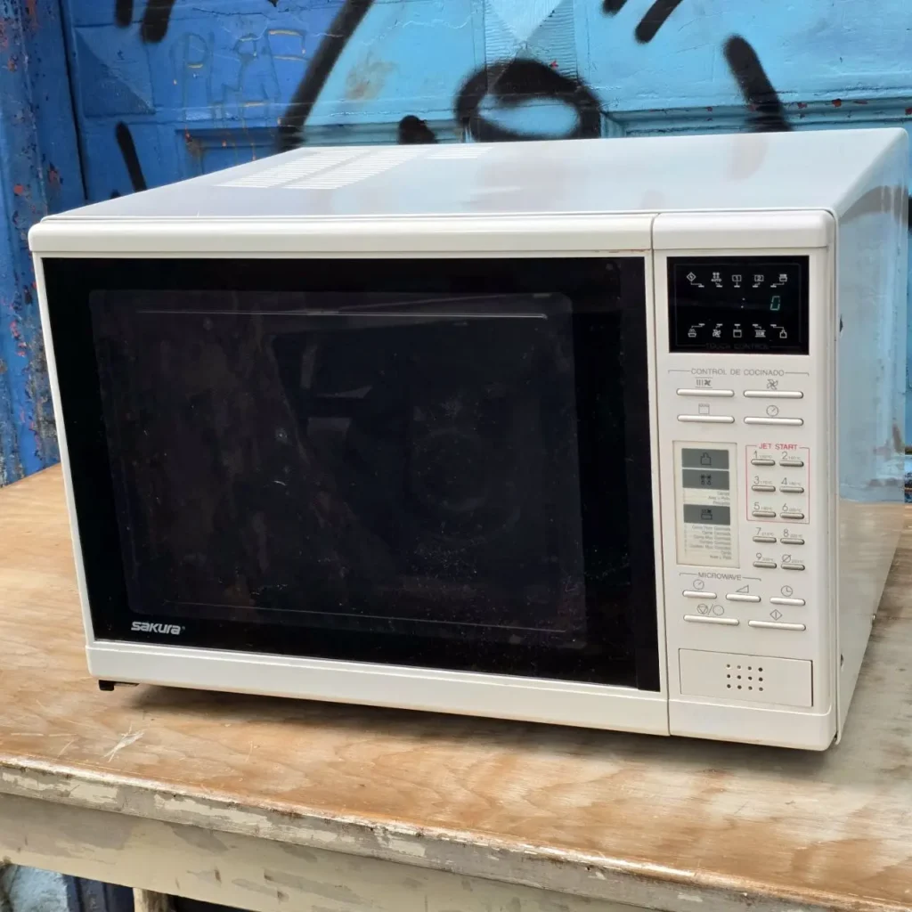 Horno microondas Sakura blanco con panel digital. by Remates Narvaja