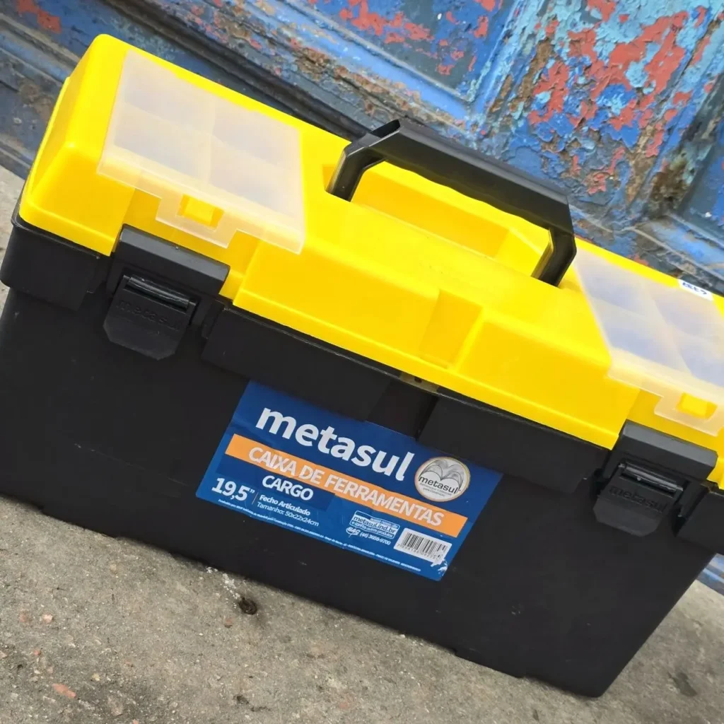 Caja de herramientas Metasul Cargo de 19.5 pulgadas, negra y amarilla, con compartimentos superiores. by Remates Narvaja