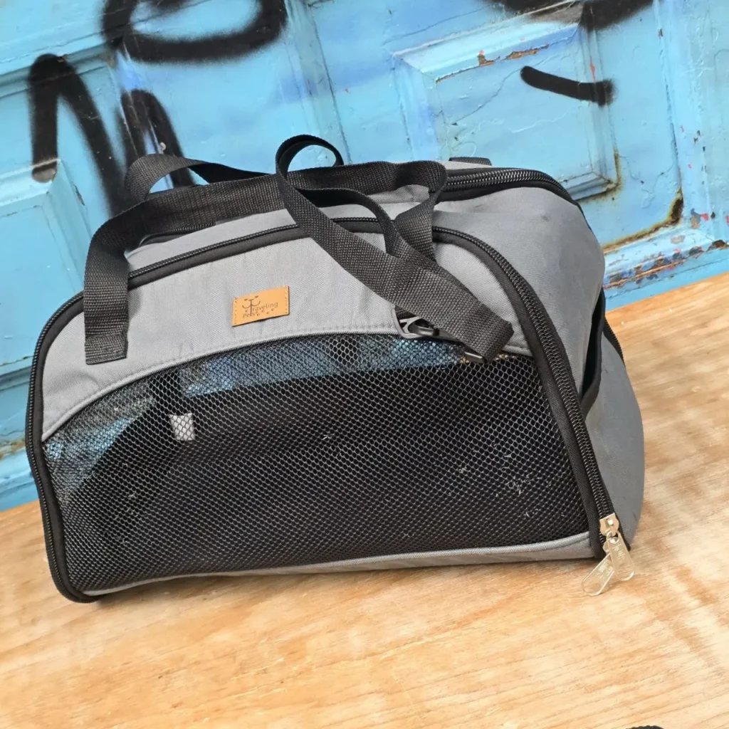 Bolsa transportadora Traveling Pets gris con malla negra. by Remates Narvaja