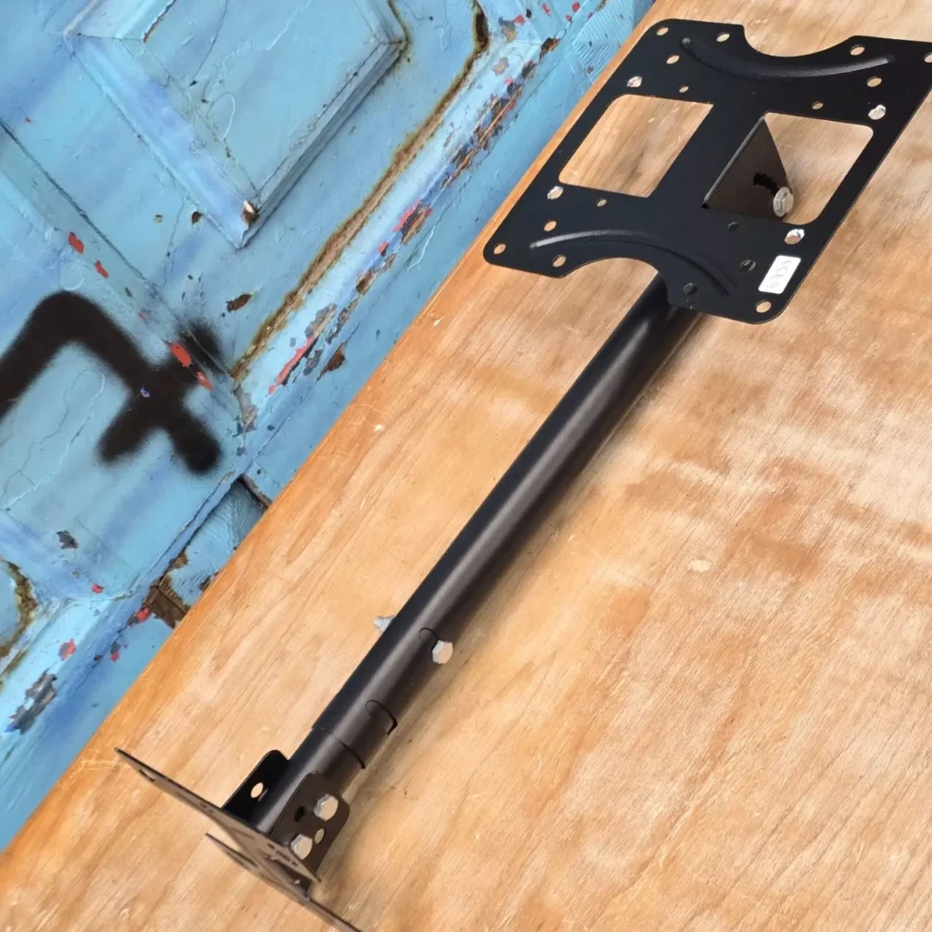 Soporte de TV de techo negro con brazo extensible. by Remates Narvaja