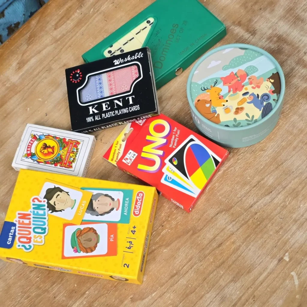 Variedad de juegos de mesa y cartas: Dominó, UNO, ¿Quién es Quién? y barajas, sobre madera. by Remates Narvaja