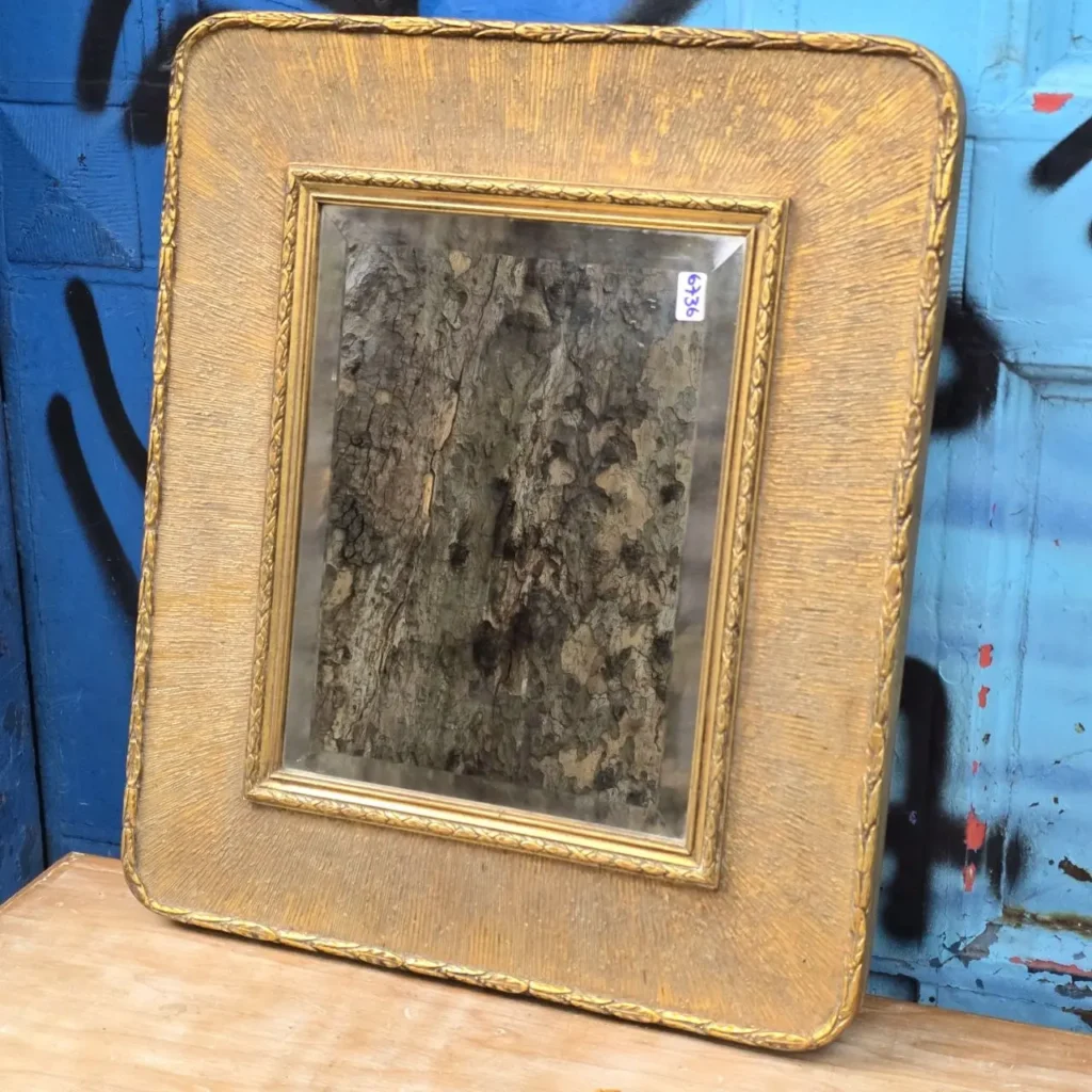 Espejo decorativo con marco dorado texturizado y esquinas redondeadas. by Remates Narvaja