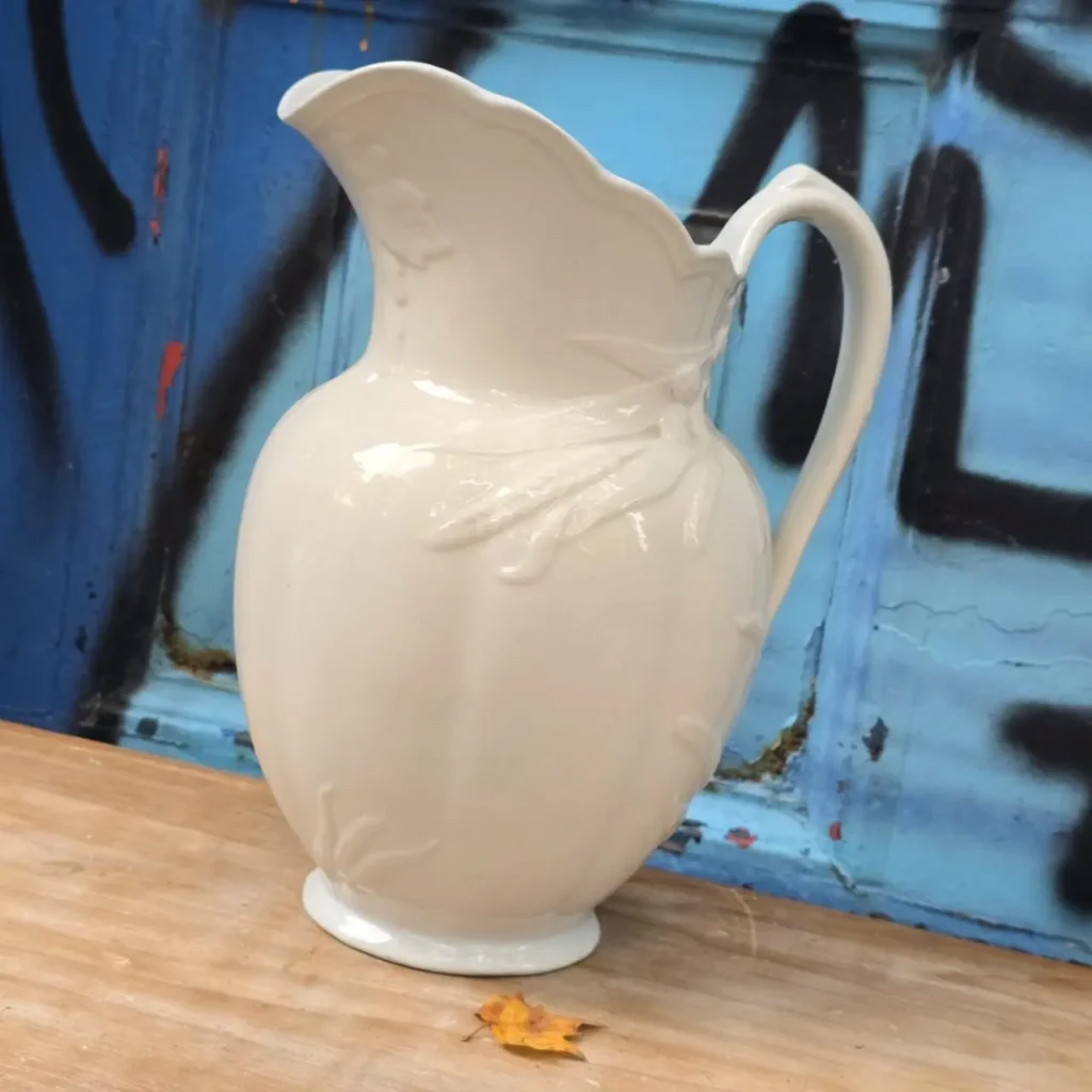 Jarra de cerámica blanca con relieve de hojas. by Remates Narvaja