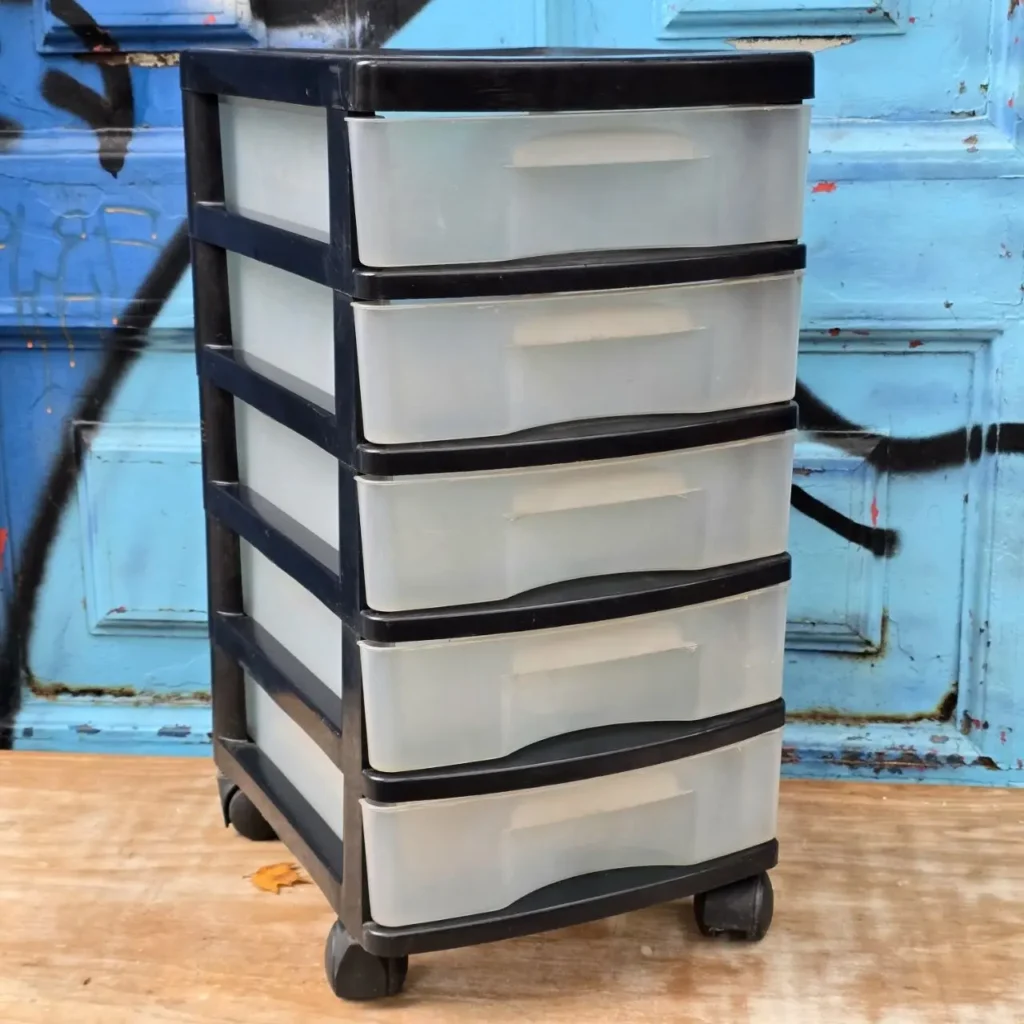 Organizador de 5 cajones de plástico negro y translúcido con ruedas. by Remates Narvaja