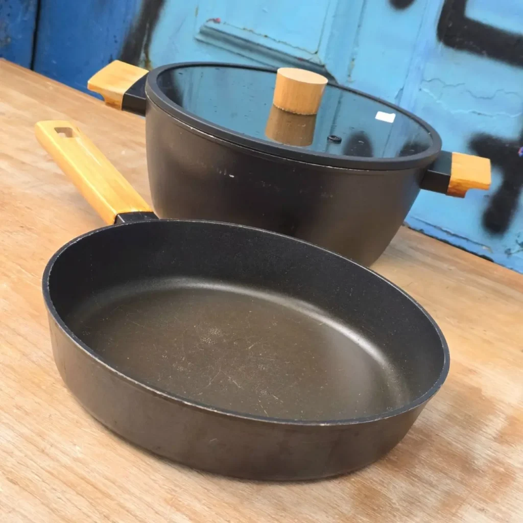 Juego de sartén y olla antiadherente negro con mangos de madera. by Remates Narvaja