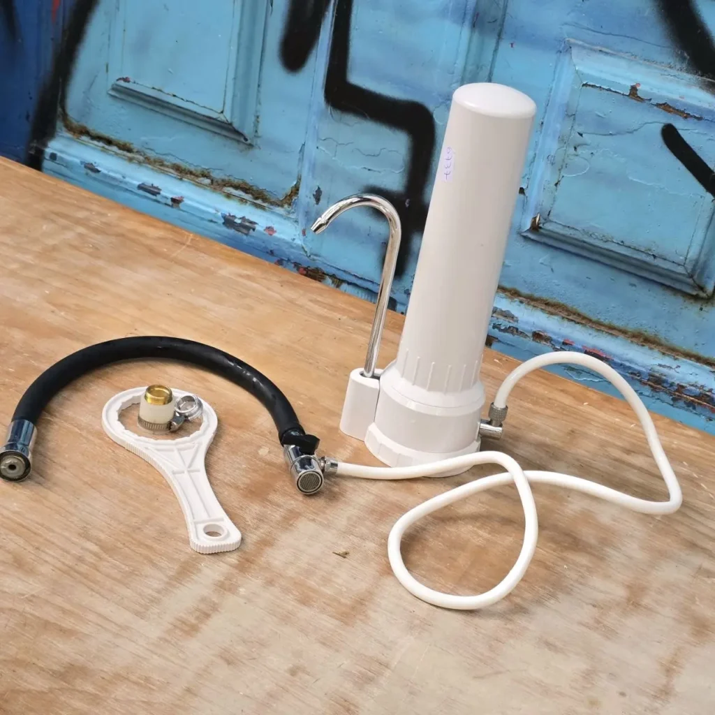 Filtro de agua blanco para grifo con mangueras y accesorios. by Remates Narvaja