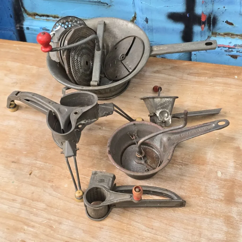 Colección de utensilios de cocina vintage de metal: pasapurés y ralladores. by Remates Narvaja