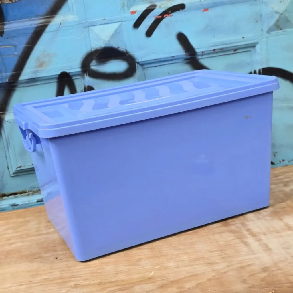 Caja de almacenamiento de plástico rectangular periwinkle con tapa. by Remates Narvaja